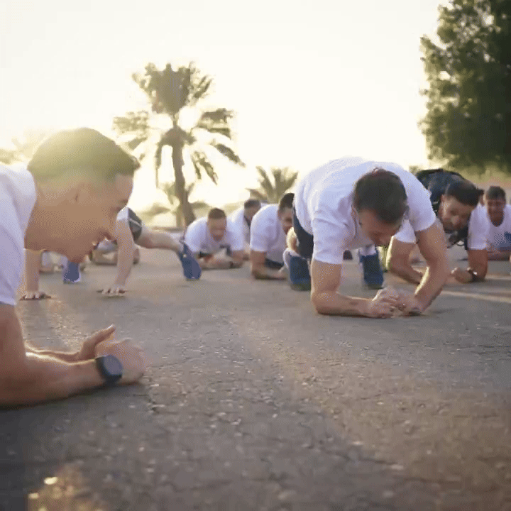 VÍDEO: Macron mostra disposição em treinamento com militares no dia de seu aniversário de 48 anos