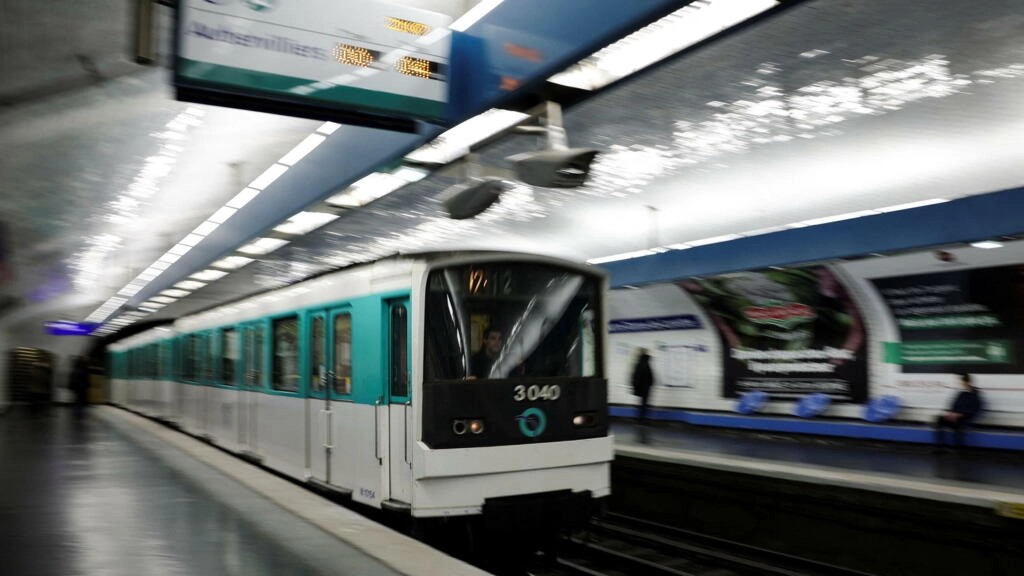 Homem esfaqueia três mulheres no metrô de Paris
