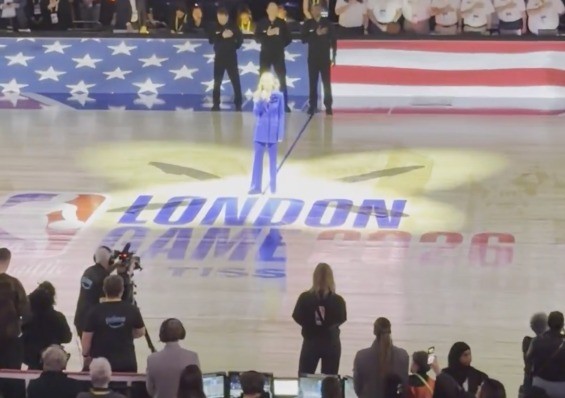 Homem grita ‘deixem a Groenlândia em paz’ durante hino dos EUA em Londres e é ovacionado; VÍDEO