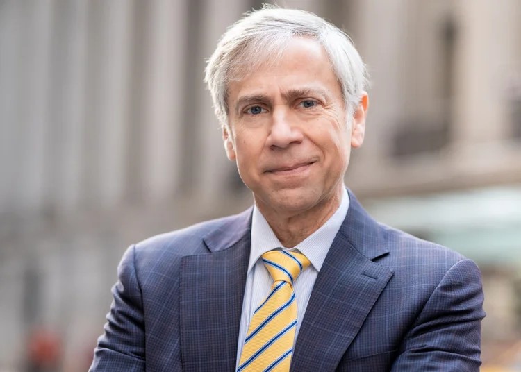 Advogado reconhecido que ‘libertou’ Julian Assange: quem é Barry Pollack, que vai defender Nicolás Maduro