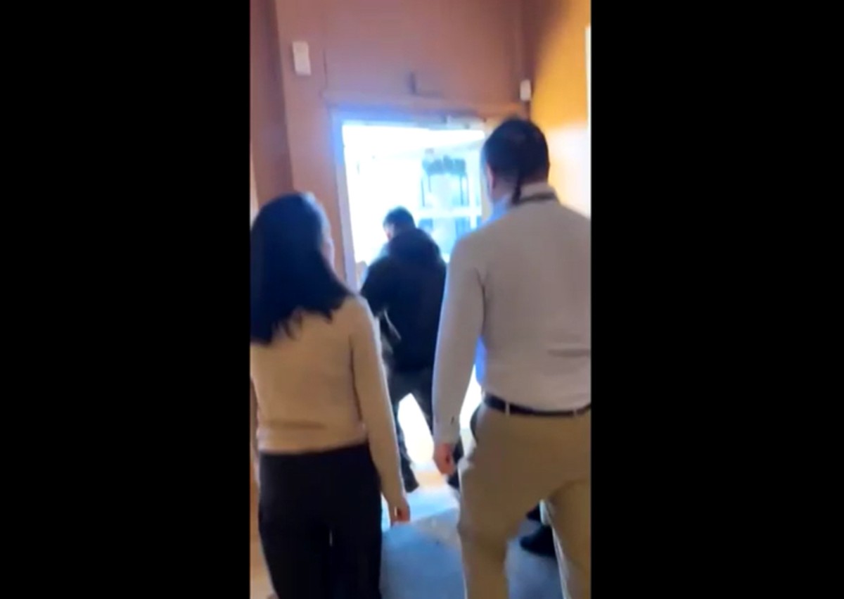 VÍDEO: Agente do ICE tenta entrar em consulado do Equador em Minnesota e ameaça: ‘Se você encostar em mim eu vou te agarrar’