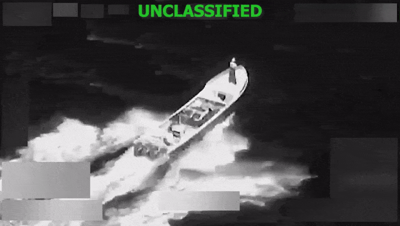 VÍDEO: EUA bombardeiam embarcação no Pacífico Leste e matam duas pessoas