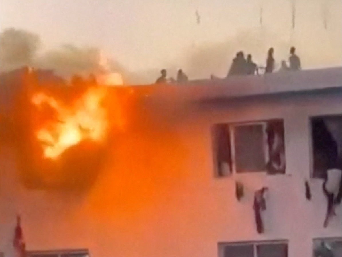 VÍDEO: Estudantes caem de prédio em chamas em universidade do Senegal