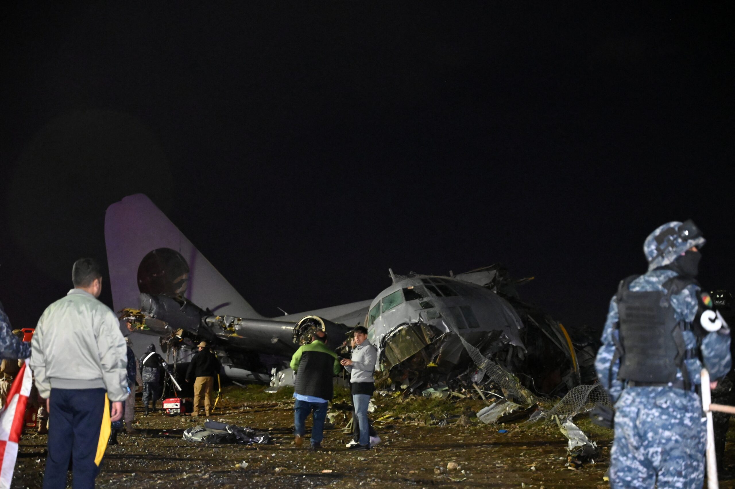 Pessoas tentam saquear carga de dinheiro após acidente de avião na Bolívia, e governo manda queimar cédulas