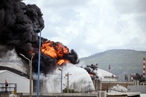 Trump fala em ‘negociações sérias’, mas faz ameaça; Irã vê proposta ‘fora da realidade’ e ataca refinaria em Israel