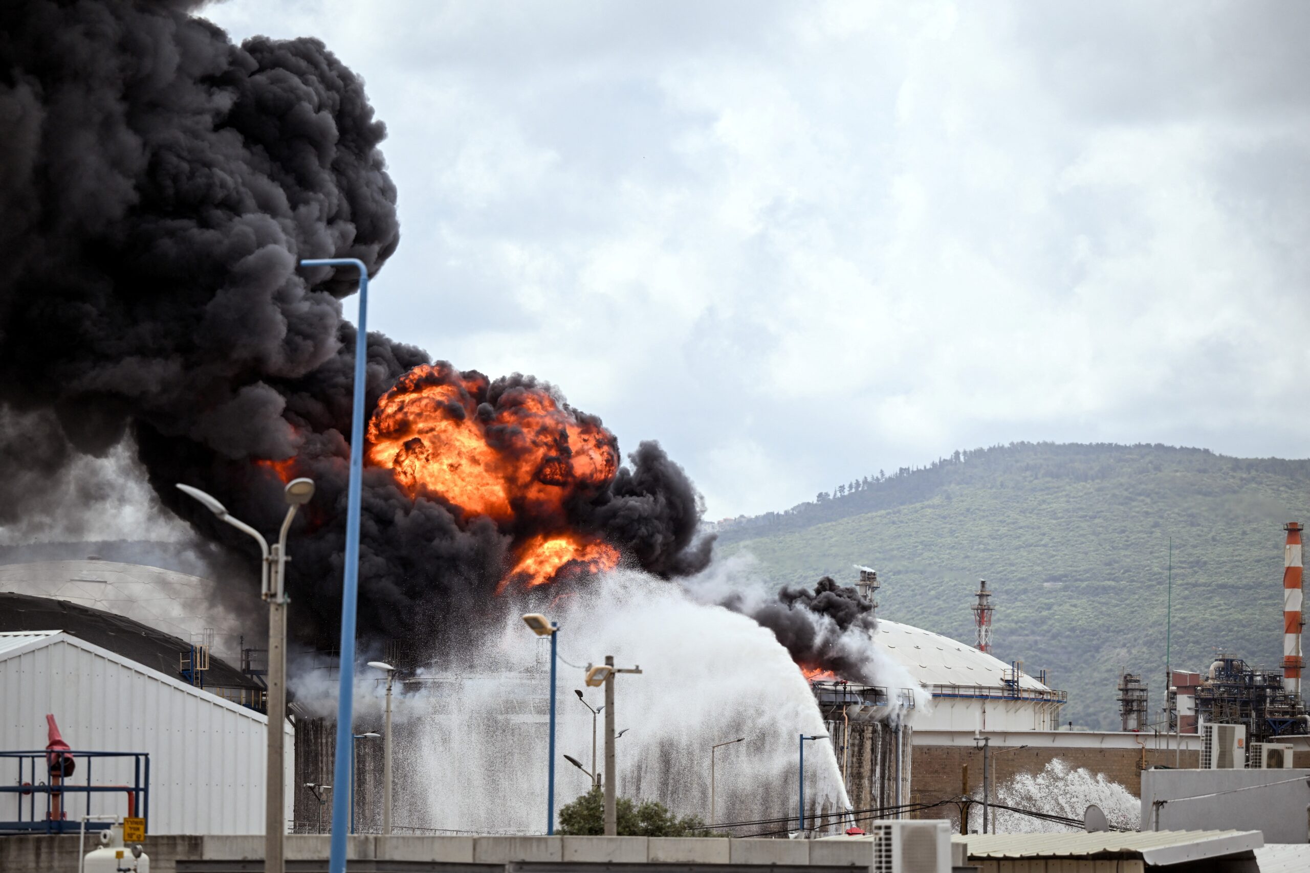 Trump fala em ‘negociações sérias’, mas faz ameaça; Irã vê proposta ‘fora da realidade’ e ataca refinaria em Israel