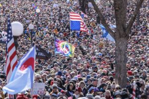 Manifestações anti-Trump reúnem milhões nas ruas de cidades dos EUA