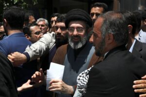 Quem é Mojtaba Khamenei, novo líder supremo do Irã