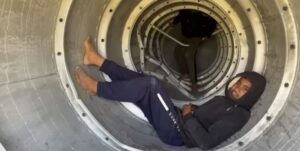 VÍDEO: adolescentes são vistos ‘brincando’ dentro de fragmento de míssil ao sul de Israel