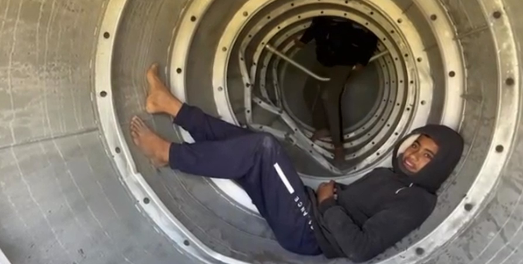 VÍDEO: adolescentes são vistos ‘brincando’ dentro de fragmento de míssil ao sul de Israel