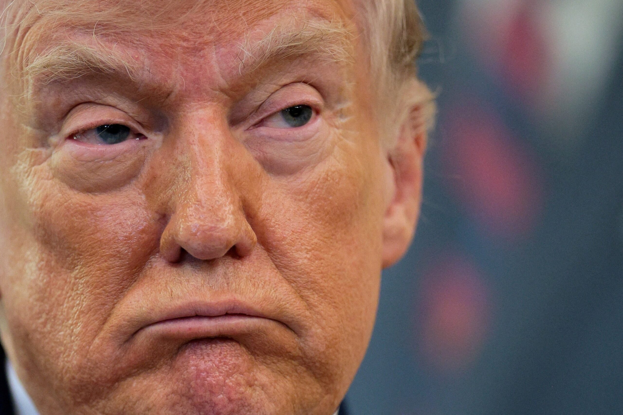 Trump assina decreto endurecendo regras para votar pelo correio, mas usou método na semana passada