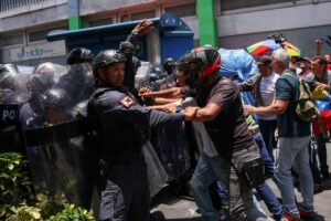 Protesto de servidores públicos por melhores salários termina em confronto na Venezuela