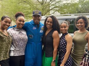 Astronauta Victor Glover celebra retorno da Artemis II e diz: ‘Missão cumprida’
